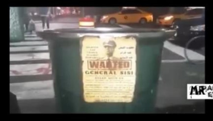 بالفيديو: صورة السيسي على صناديق القمامة بنيويورك