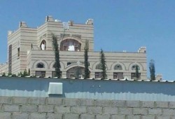 الحوثيون يفخخون منازل الأحمر لتفجيرها ويقتحمون قناة سهيل