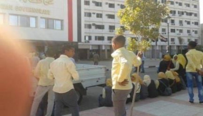 طلاب تجارة أسوان ينددون بنقلهم من مدرستهم