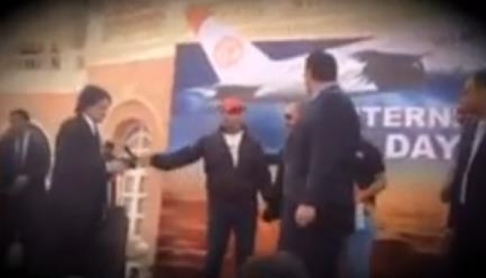 بالفيديو.. طرد هشام عباس من إحدى الحفلات بسبب غنائه للسيسي