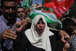أول أمرأة فلسطينية تشيع ابنها الشهيد وتحمل جثمانه