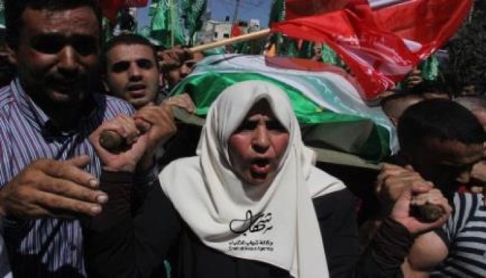 أول أمرأة فلسطينية تشيع ابنها الشهيد وتحمل جثمانه