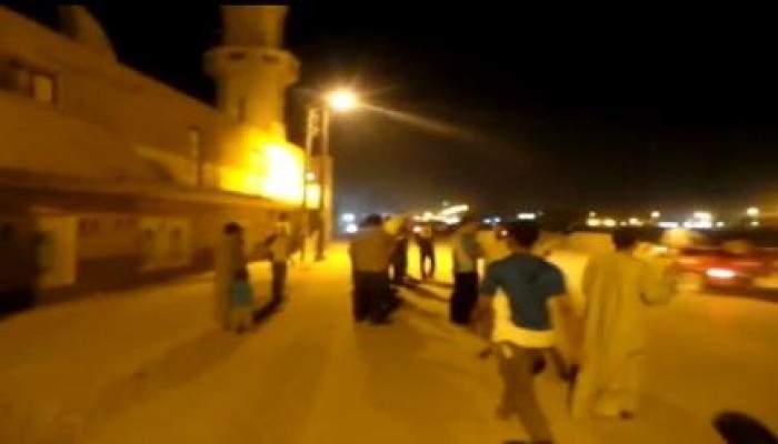 ثوار أسوان يرفعون صور الرئيس مرسى