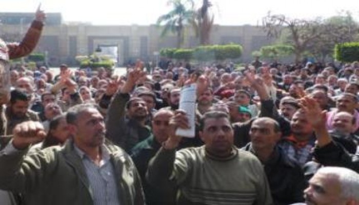 اعتصام عمال الصرف الصحي بالسويس والأمن يعتقل مسئول الشركة