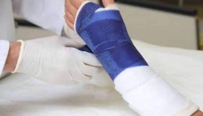 ولي أمر يكسر ذراع مدير مدرسة ببني سويف