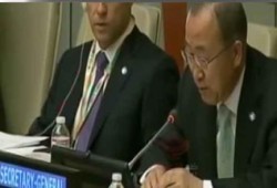 فضيحة.. بالفيديو "مون" لا يعرف اسم السيسي ويحرجه بعد انتهاء كلمته