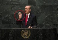 "أردوغان" يرفع إشارة "رابعة" ويهاجم السيسي في الأمم المتحدة