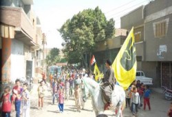 أسبوع "العدالة" بني سويف: حصان يتقدم مسيرة قرية "ميدوم" بالواسطى رافعاً راية رابعة العدوية