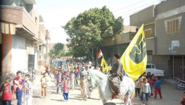 أسبوع "العدالة" بني سويف: حصان يتقدم مسيرة قرية "ميدوم" بالواسطى رافعاً راية رابعة العدوية