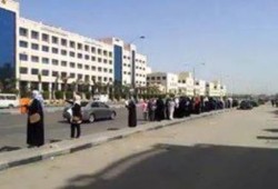 سلاسل بشرية لنساء أكتوبر تندد بجرائم العسكر بحق الحرائر