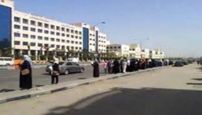 سلاسل بشرية لنساء أكتوبر تندد بجرائم العسكر بحق الحرائر