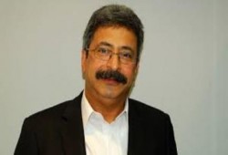 أسامة غريب ساخرًا: المخلوع شخص مطمئن في هذا البلد