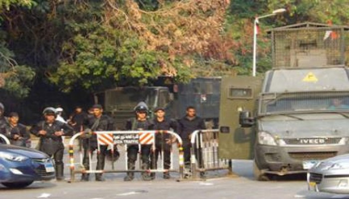 ثكنة عسكرية بجامعة القاهرة وطرد الطلاب والعاملين من أجل خطاب السفاح