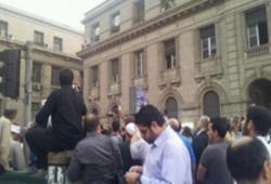 عهد السفاح مواطنة تحاول احرق نفسها احتجاجا علي بلطجة الداخلية