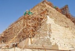 خبراء: هرم زوسر بسقارة يتعرض لمخاطرة كبيرة ومهدد بالسقوط