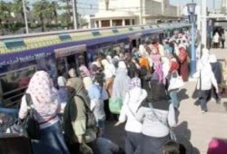 في غياب شرطة الانقلاب.. البلطجية يعتدون على عربة السيدات في محطة المعادي