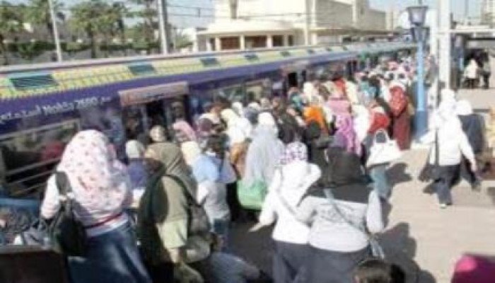 في غياب شرطة الانقلاب.. البلطجية يعتدون على عربة السيدات في محطة المعادي