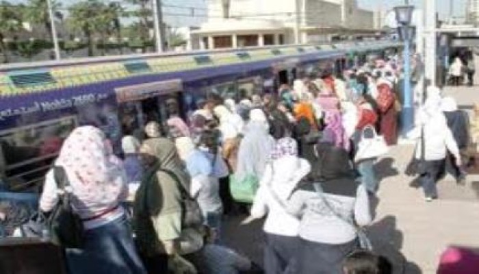 في غياب شرطة الانقلاب.. البلطجية يعتدون على عربة السيدات في محطة المعادي