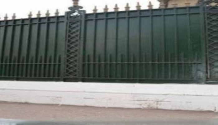 طلاء أسوار جامعة القاهرة استعداد لاستقبال السفاح