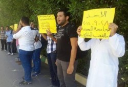 بالصور.. طلاب جامعة النهضة ببني سويف ينظمون سلسلة بشرية ضد الانقلاب العسكري