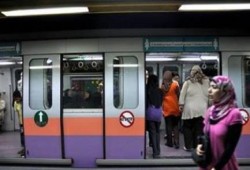 دولة الفوضي .. بلطجية يعتدون على عربة السيدات في محطة المعادي