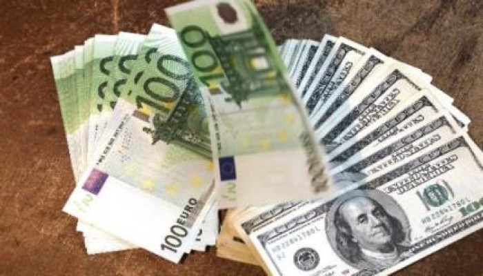 الدولار يرتفع إلى أعلى مستوياته ويكتسح باقي العملات