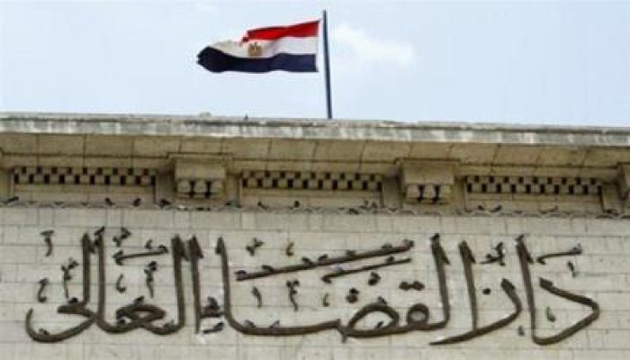 ضابط شرطة يسحل سيدة عقب تقدمها بتظلم لنائب عام الانقلاب