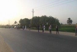 سلسلة بشرية لأهالي "سمالوط" تندد بتفاقم أزمات الانقلاب