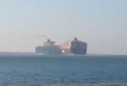 فيديو.. لحظة تصادم سفينتين بقناة السويس اليوم