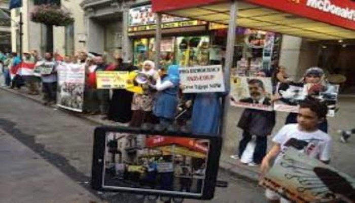 وقفة أمام القنصلية المصرية بـ"لوس انجلوس"رفضا لحكم العسكر