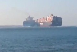 بالفيديو .. شؤم السيسي : "لأول مرة" اصطدام سفينتين بقناة السويس