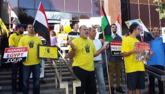 أمريكا: مسيرة مؤيدة للشرعية وضد العسكر أمام سفارة مصر بلوس أنجلوس