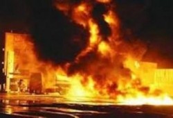 حريق في مصنع أخشاب مصر القديمة وسيارات الإطفاء تصل متأخرة