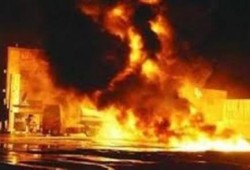 حريق في مصنع أخشاب مصر القديمة وسيارات الإطفاء تصل متأخرة