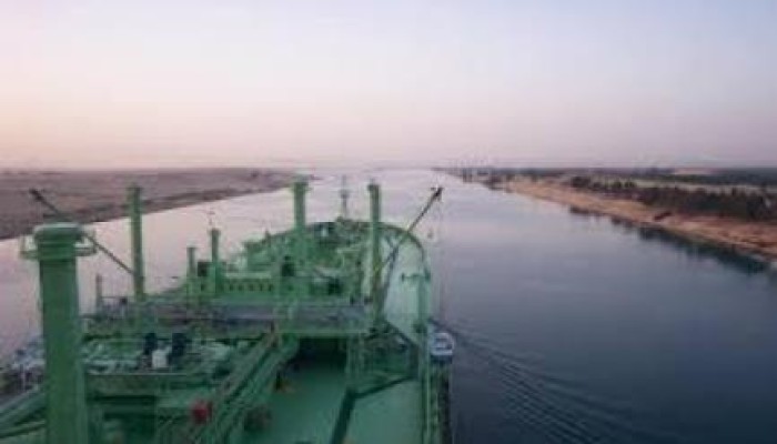 تعطل سفينة أثناء عبورها بقناة السويس