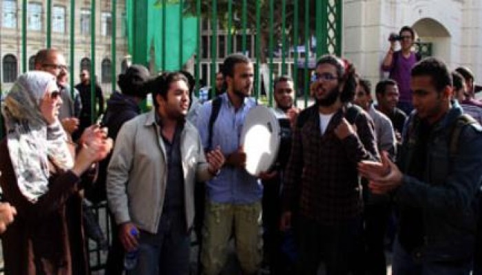الطلاب يرفعون الأحذية في وقفة أمام التعليم العالي