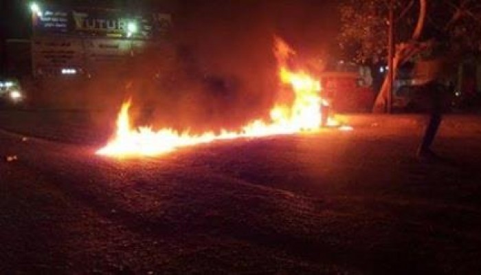 بالصور.. مجهولون يقطعون طريق شارع منصور بحلوان