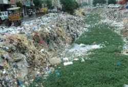 بالصور .. تلال من القمامة على ضفاف ترعة المحمودية امام شركة كابو بالإسكندرية