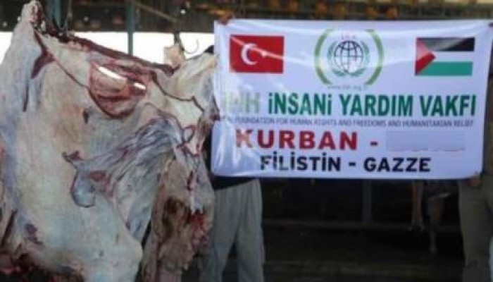 الإغاثة التركية توزع الأضاحي على فقراء غزة