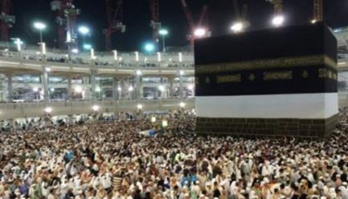 الكعبة المشرفة ترتدي كسوتها الجديدة الجمعة