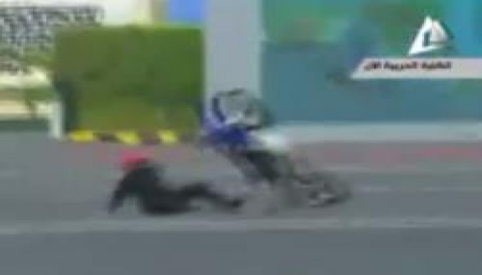 بالفيديو .. سقوط أحد راكبي الدراجات أثناء العرض العسكري أمام "السيسي" بالكلية الحربية