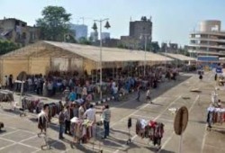 العمال يطالبون بعودة زملائهم المفصولين.. وحل مشاكل الباعة الجائلين