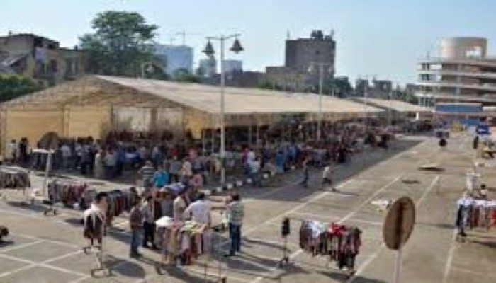 العمال يطالبون بعودة زملائهم المفصولين.. وحل مشاكل الباعة الجائلين