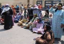 عمال غزل المحلة يقطعون الطرق احتجاجا علي عدم صرف رواتبهم