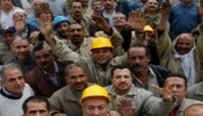 عمال "أسمنت طره" يرفضون تهديد وزير البيئة بإغلاق مصنعهم