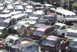 سائقو الميكروباص بالجيزة يعترضون على حصار الجامعة