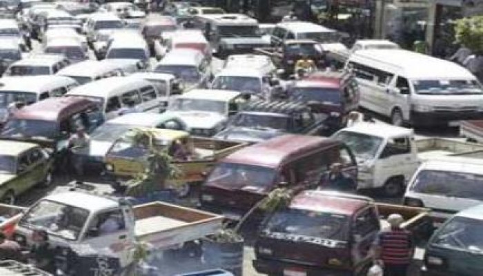 سائقو الميكروباص بالجيزة يعترضون على حصار الجامعة