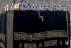بالفيديو.. ارتداء الكعبة المشرفة لكسوتها الجديدة يوم عرفة