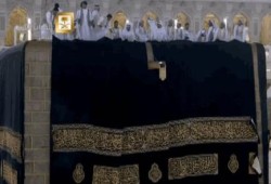 بالفيديو.. ارتداء الكعبة المشرفة لكسوتها الجديدة يوم عرفة