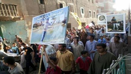 الجيزه: صور معتقلى أطفيح ترتفع فى سمائها فى وقفة عيد الأضحى